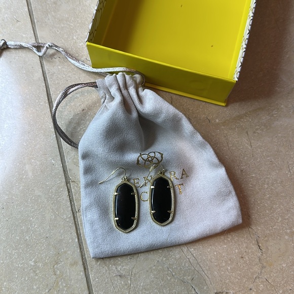 Kendra Scott Elle Gold Drop Earrings in Black - Picture 3 of 4